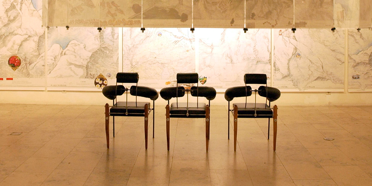 heinz_julen_art_gallery_chairs